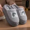 Nuevos estilos de invierno de pantuflas de algodón para hombre, pantuflas de interior cálidas y de suela gruesa para uso en casa, antideslizantes y disponibles en un diseño de pareja con forro esponjoso.