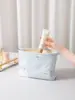 Bolsa de Cosméticos para Niñas Bordada con Lazo Fresca y Artística de Gran Capacidad Bolsa de Almacenamiento para Productos de Cuidado de la Piel Bolso de Mano Portátil