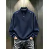 Camiseta de manga larga con estampado de escamas de dragón azul oscuro para hombre, cuello Henley de otoño, sudadera holgada informal, top deportivo texturizado