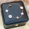 Nuevo Collar de Acero de Titanio con Concha Blanca de Trébol de Cuatro Hojas Más Vendido para Mujeres Estilo Ins Moda Versátil Nicho Joyería de Mano Dorada de 18K Que No Se Desvanece