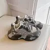 Zapatos de Padre Súper Calientes Estilo Europeo de Suela Gruesa para Mujer, Aumentan la Altura, Hacen que los Pies Parezcan Más Pequeños, Nuevo Primavera 2026 Grises Deportivos Casuales Zapatos Forrest Gump