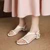 Sandálias de Tanga de Couro Macio Estilo Novo 2026 para Mulheres, Uso Externo de Verão, Design Elegante de Bico Aberto com Salto Médio, Estilo de Nicho