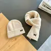 Conjunto de 2 piezas de sombrero y bufanda estilo coreano para niños para otoño e invierno, conjunto versátil con letra bordada para niños y niñas, gorro de punto para bebé