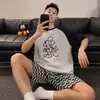 Pijama Listrado para Homens, Novo Estilo Verão 2026, Conjunto de Manga Curta, Corte Solto, Tamanho Grande, Roupa de Casa para Estudantes