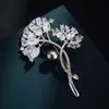 Broche Exquisito de Dos Tonos Hoja de Ginkgo de Gama Alta con Chapado de Cobre y Oro Real, Incrustado con Circonitas, Vidrio y Perlas, Delicado Alfiler de Broche