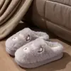 Lindas zapatillas de algodón con forma de oso para mujer, nueva colección otoño/invierno 2026, engrosadas y forradas de felpa para abrigar, zapatos de algodón de suela suave para usar en interiores, también disponibles para hombre