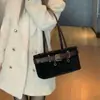 Bolsa de Ombro de Nicho de Comércio Exterior de Alta Qualidade para Mulheres, Nova Coleção Outono e Inverno Retrô Versátil Tendência Biker para Sobrancelha