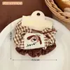 Scrunchie floral em forma de coração artístico estilo coreano vintage na cor café para meninas, oferecendo um visual de alta qualidade, elegante e moderno