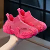 Tênis esportivos infantis para primavera, outono e verão, sapatos fly-knit para meninos e meninas, novos sapatos de malha slip-on simples e estilosos para bebês