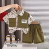 2026 Verano Nuevo Conjunto de Tres Piezas con Camisa de Trabajo de Manga Corta y Cuello Campana para Niños Conjunto de Shorts Deportivos para Bebé Venta al por Mayor