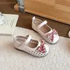Sapatos de couro trançado vazado estilo coreano para crianças, novo modelo primavera-verão 2026, sapatos baixos prateados estilo princesa para meninas e bebês