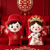 O dote de casamento estilo chinês inclui um par de bonecos de pelúcia fofos para a cama, decoração de quarto de casamento estilo antigo e almofadas de cabeceira estampadas.