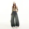 26 calças jeans de lavagem clara estilo americano de rua, design novo com corte tridimensional, perna larga solta, estilo de perna curva, modelo feminino