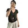 Camiseta de Tricô com Decote V Vazado de Manga Curta Inspirada no Design Shisanxing de Guangzhou para Mulheres, Moda Verão Estilosa Blusa Falsa de Duas Peças Manga Curta