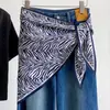 Lenço de seda listrado irregular estilo europeu feminino novo para primavera e verão, acessório de usar por cima, xale triangular, cinto para cintura de jeans, lenço triangular
