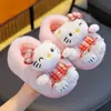 Chinelos de algodão infantis para outono e inverno, fofos e quentes, com forro de pelúcia, design KT, antiderrapantes, sola grossa, adequados para bebês e crianças pequenas, com design de calcanhar fechado
