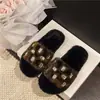 Chinelos peludos femininos com estampa de leopardo e sola reta, novo modelo outono e inverno 2026, chinelos de algodão quentes e macios com sola macia, camurça, fofos, para usar ao ar livre