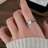 Anel de Zircônia com Design Vazado Exquisito e Moderno, Luxo Leve e de Alta Qualidade, Anel Versátil para o Dedo Indicador, Anel Personalizado Unissex