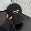 Gorra de Béisbol Roja Bordada con Letras Vintage para Mujer Estilo Coreano Versátil Adelgazante para la Cara Ala Ancha Circunferencia de Cabeza Grande Gorra de Pico