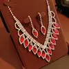 Aretes y Collar de Gota de Agua Incrustados con Diamantes Rojos de Año Nuevo, Accesorios Versátiles de Lujo Ligero de Nicho, Juego de Joyería de Alta Gama para Mujer al por Mayor