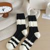 Meias de veludo australiano novas de inverno, espessadas, quentes, para casa, femininas, cor preto e branco, listradas, com laço, meias toalha