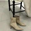 Botas curtas de salto agulha bico fino estilo coreano para mulheres, novidade outono 2026, botas elegantes de salto médio com corte justo para combinar com saias