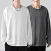 Camiseta de manga larga para hombre para primavera y otoño, disponible en blanco puro y negro, con cuello redondo, adecuada como capa base o camiseta interior, y un diseño fino y ligero para usar en otoño
