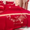 Novo conjunto de quatro peças para casamento escovado e amigável à pele, bordado de dragão e fênix, vermelho festivo, roupa de cama simples para quarto de casamento, lençol de cama de casamento