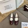 Sapatos Bonitos Estilo Francês com Saia Sapatos Femininos Mary Jane Delicados Salto Médio Sapatos de Couro Vermelho Salto Alto Moda Hepburn