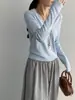 Capa base estilo coreano para principios de primavera~Camiseta de manga larga con cuello en U para mujer, top corto versátil y adelgazante para usar en capas N8229