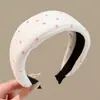 Nueva diadema de ala ancha 2026 para mujer, diseñada para levantar la línea del cabello y mantener el cabello en su lugar mientras te lavas la cara, con un estilo retro adecuado para otoño e invierno, y ofreciendo un aspecto sofisticado