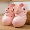 NovedadSandalias tipo zueco con suela gruesa para niña, que aumentan la altura, cómodas, ligeras, transpirables, zapatillas de doble uso