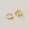 Hay un clip para oreja de estrella de doble capa bañado en oro estilo palacio sin agujeros para orejas para usar en ropa plegable personalidad clip para oreja hueco de diamante
