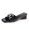 Novas Sandálias de Salto Grosso Plus Size para o Verão Feminino Calçados de Exterior Sandálias Quadradas com Fivela de Cavalo Sandálias de Salto Médio para Mulheres