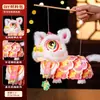 2026 nuevo Festival del Medio Otoño linterna de danza del león estilo chino materiales DIY para niños, con un diseño tradicional, elementos luminosos y un motivo de danza del león