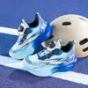 Zapatos Infantiles Transfronterizos con Hebilla Giratoria Zapatillas Modelo Nuevo Primavera 2026 Zapatos Ligeros para Correr de Niños Zapatos de Baloncesto de Suela Suave para Niños