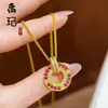 Mismo estilo que la joyería dorada, oro arena, rojo rosado, collar con colgante de hebilla de paz totalmente de diamantes, entrelazado, cadena para la clavícula de corindón rojo, regalo para novia