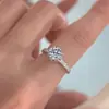 Anillo Creativo de Ramo de Plata de Ley S925 con Moissanita, Elegante y con Estilo, Anillo de Boda Dulce y Gracioso para Mujeres