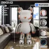 Ornamento de Chão Gigante Extra Grande (1,85m) de Urso Cartoon DJ com Strass e Vidro para Decoração de Interiores de Hotel e Pousada