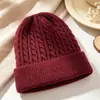 Gorro de tricô de inverno europeu e americano transfronteiriço para mulheres, forrado com fleece e espessado para aquecimento, gorro versátil para atividades ao ar livre para adultos