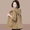Chaqueta Corta Holgada con Capucha Casual Talla Grande para Mujer Estilo Nuevo Primavera y Otoño 2025 Ropa para Madres de Mediana Edad y Mayores Chaqueta Rejuvenecedora
