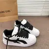 Zapatillas de Mujer de Nicho 2025 Nuevos Zapatos Versátiles de Moda Negros con Suelas Gruesas para Aumento de Altura, Mocasines Deportivos Casuales