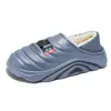 Nuevas Zapatillas de Algodón con Felpa de Talla Grande para Hombre en Invierno Zapatillas con Suela Gruesa y Talón Cerrado para el Hogar Interior Antideslizantes Zapatos de Algodón Modernos con Estampado