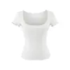 Puramente seductora y sexy, esta elegante camiseta de cuello cuadrado con clavículas al descubierto estiliza a las mujeres.. Es un nuevo estilo de primavera-verano con bolsillos, un corte ajustado y una longitud corta.