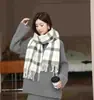 Bufanda de Lana Suave y Amigable con la Piel para Mujer, Nueva para Otoño/Invierno, Engrosada, a Cuadros, con Borlas, Atractiva, Versátil, Calentador de Cuello, para Viajes Diarios, Cálida