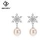 Aretes de copo de nieve de invierno de circonita y perla para mujer, diseño de lujo ligero de alta gama, aretes modernos y elegantes para combinar con todo, aretes elegantes