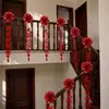 Un juego completo de artículos decorativos para una boda en una casa rural de construcción propia para los novios, incluyendo barandillas de escaleras, letreros festivos y decoraciones colgantes.