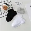 Algodón Antibacteriano con Lazo en la Cintura Deportivos de Longitud Media Color Sólido Negro y Blanco Absorbentes de Sudor, Resistentes al Olor, Moldeadores Calcetines de Moda para Hombres y Mujeres Fabricante Mayorista