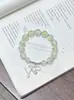Pulsera estilo bosque, suave y transpirable, diseño versátil de nicho de alta gama, especialmente hecha para puestos, toma real de alta venta, modelo de mujer para el verano de 2026