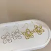 Brincos e Colar de Flor Oca Dourados Vintage Estilo Francês para Mulheres, Acessórios de Brincos Versáteis Exquisitos de Alto Padrão